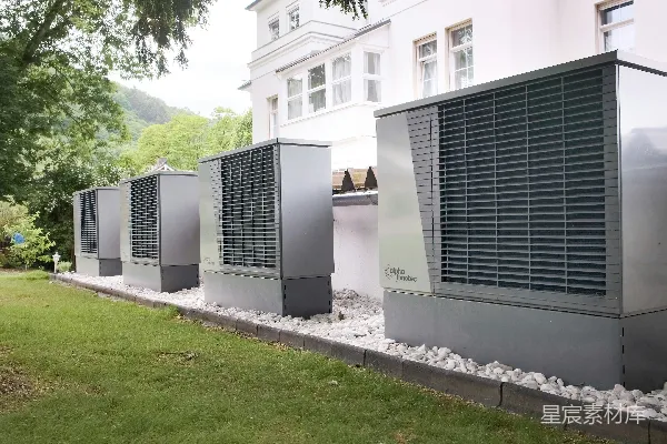 高清摄影 几台工业空调单元排放在建筑外。