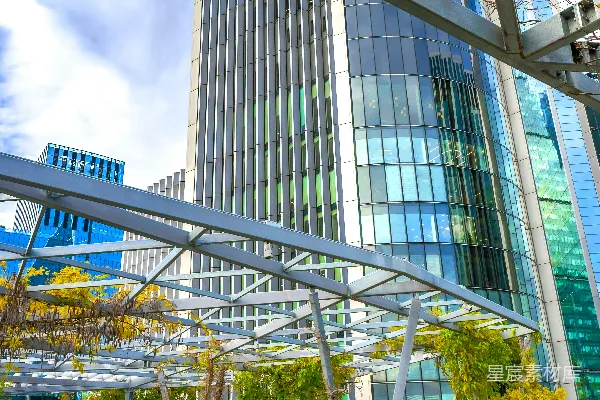 高清摄影 现代化的玻璃建筑，屋顶设有绿色花园。