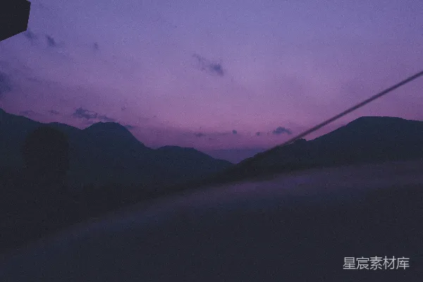 背景中有山的紫色天空
