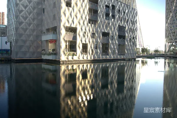 高清摄影 现代建筑，纹理立面在平静的水中倒映。