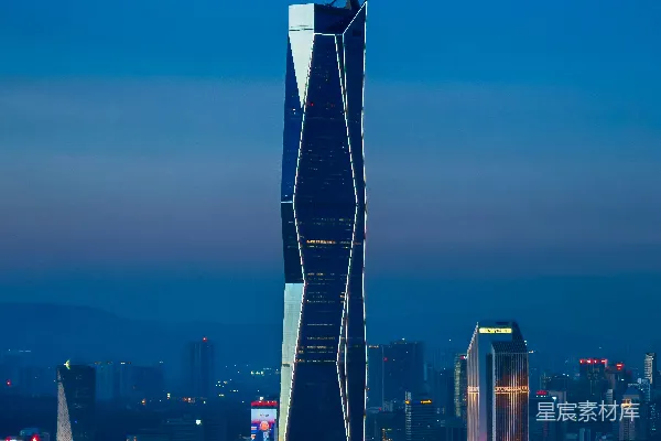 高清摄影 黄昏时分，现代摩天大楼被点亮，映衬着城市的天际线。