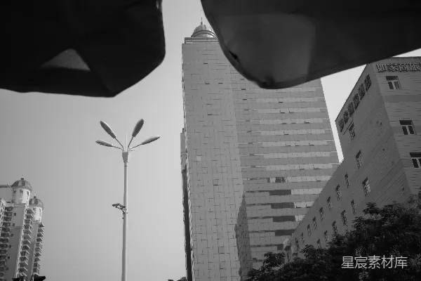 高清摄影 现代摩天大楼和路灯在天空背景下