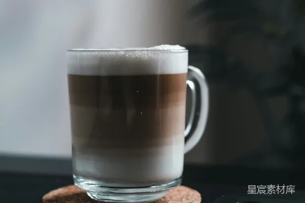 棕色木制托盘上的透明玻璃杯