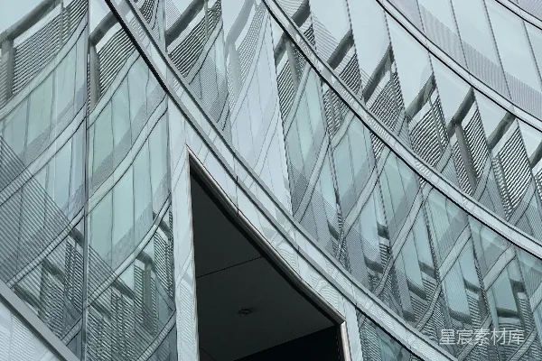 高清摄影 一座非常高的建筑，有很多窗户。