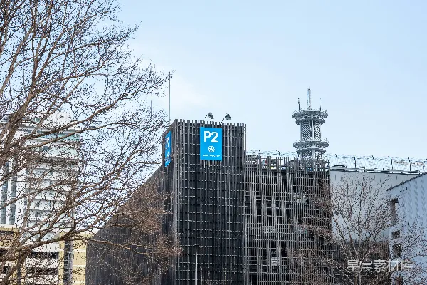 高清摄影 现代化建筑上有P2停车标志