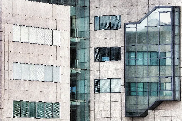 高清摄影 现代化的建筑外墙，由石板和反射玻璃窗组成。