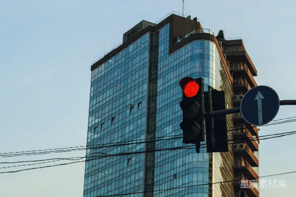 高清摄影 现代化的建筑、红色的交通信号灯和蓝色的箭头标志。