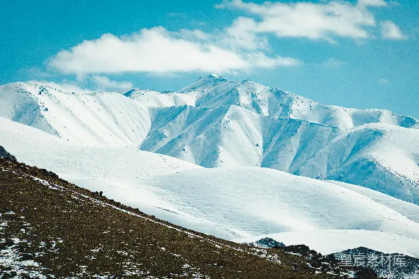 皑皑白雪矗立于湛蓝天空之下。