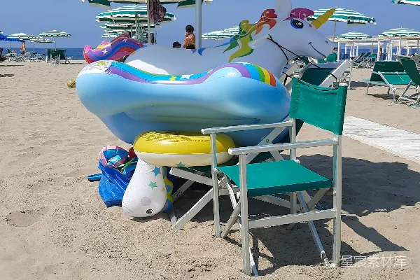 沙滩椅和遮阳伞