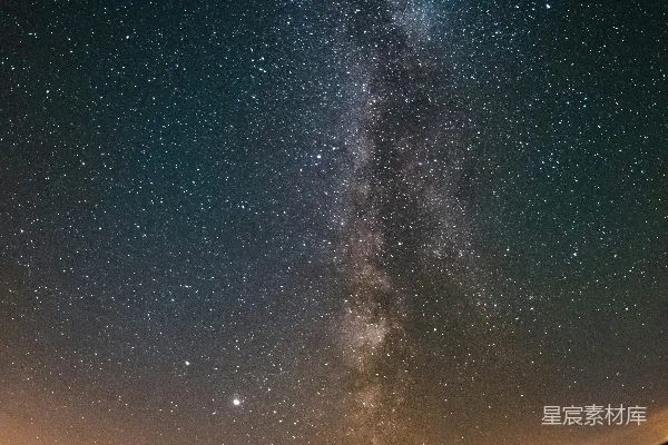 星夜下两人轮廓的剪影