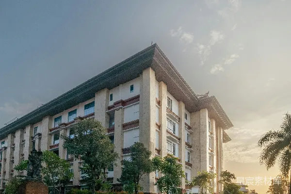高清摄影 现代建筑在夕阳下与树木和街道相映成趣。