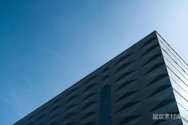 高清摄影 现代化建筑矗立在充满活力的蓝天之下。