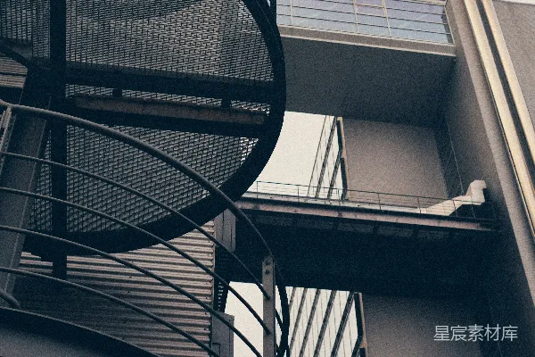 高清摄影 一座现代建筑旁的黑色金属螺旋楼梯。