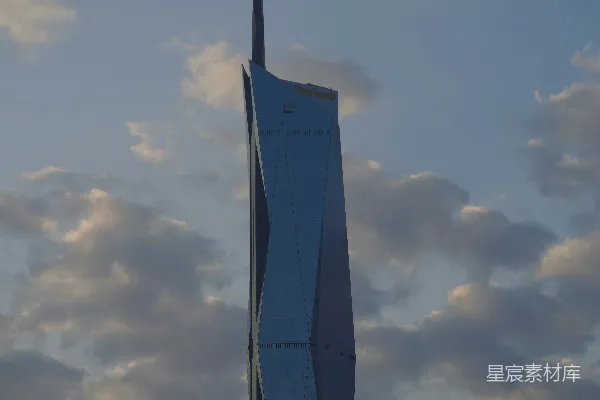 高清摄影 现代摩天大楼独特的塔尖在多云的天空中显得格外醒目。