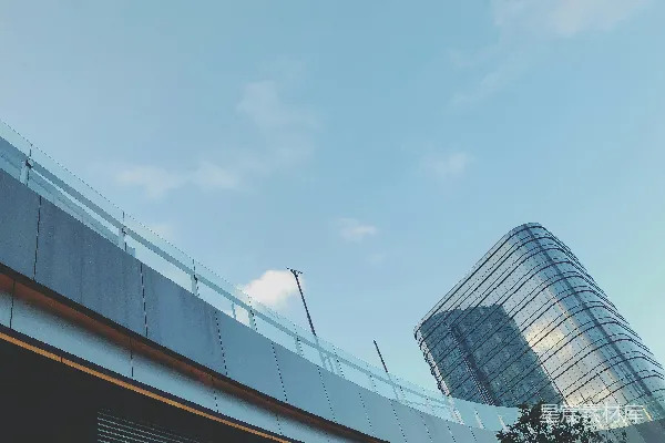 高清摄影 一张模糊的建筑物和桥梁的照片