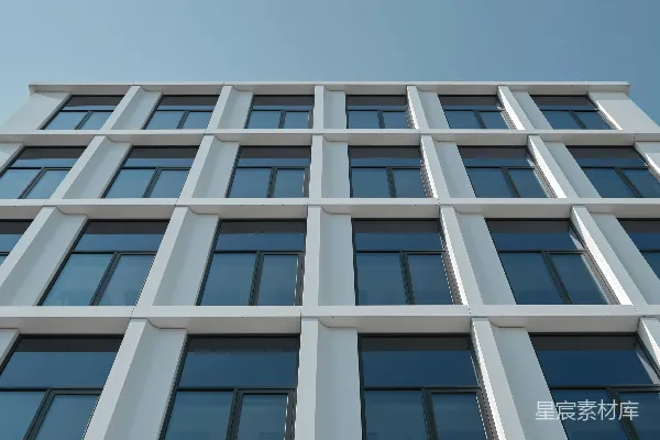 高清摄影 一座高大的建筑，有许多窗户。