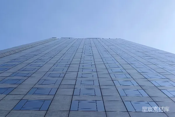 高清摄影 一座多窗的现代建筑在晴朗的蓝天背景下。