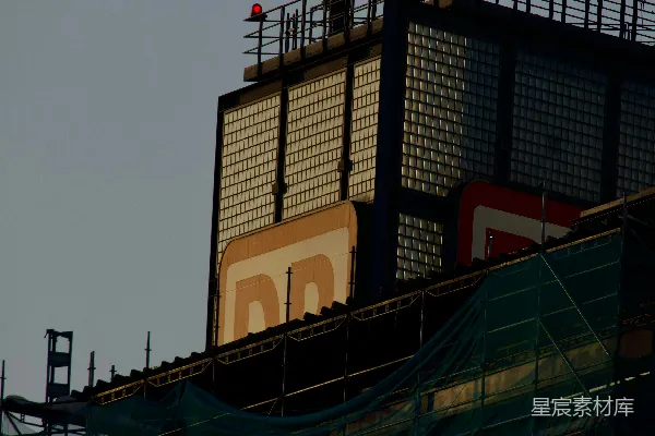 高清摄影 正在建设中的建筑物，周围有脚手架和网。