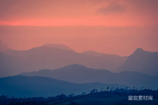 夕阳下的一片山峦景色