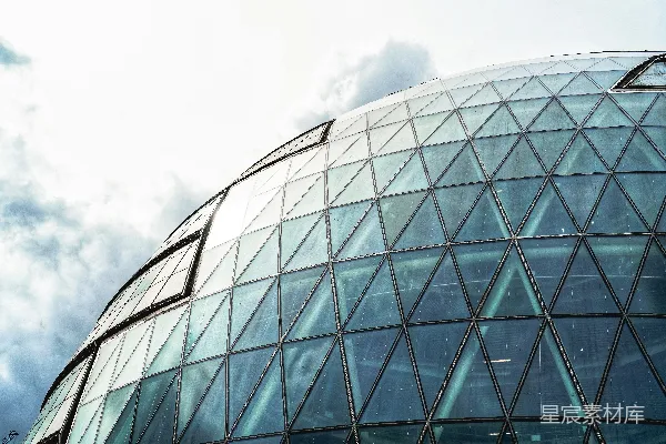 高清摄影 一座大型玻璃建筑，背景是天空。