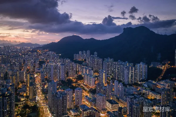 夜间城市建筑的 aerial 视角