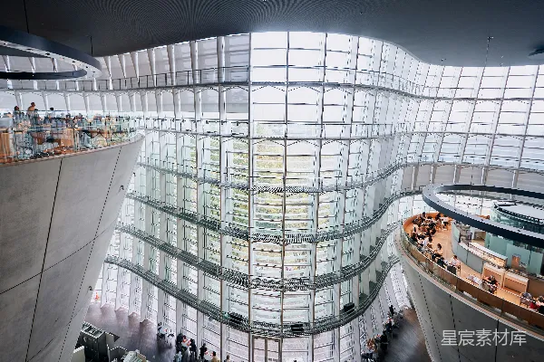 高清摄影 当代建筑内部，人们在阳台上眺望玻璃墙外的景色。