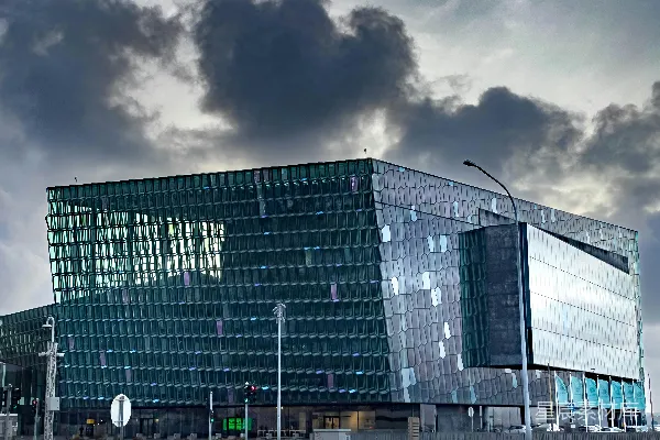 高清摄影 一座大型玻璃建筑在阴云密布的天空下。