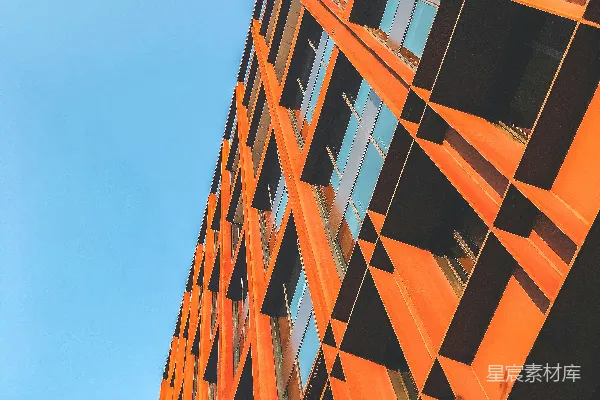 高清摄影 现代的橙色建筑在蓝天背景下矗立。
