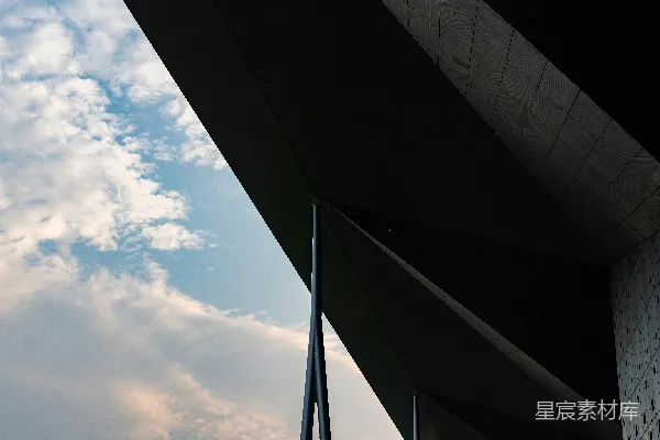 高清摄影 抽象的建筑结构与阴云密布的天空形成鲜明对比。