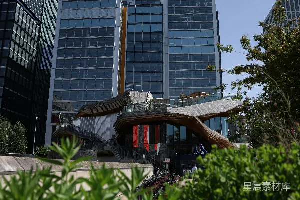 高清摄影 现代建筑，具有独特的建筑结构和绿色植物。