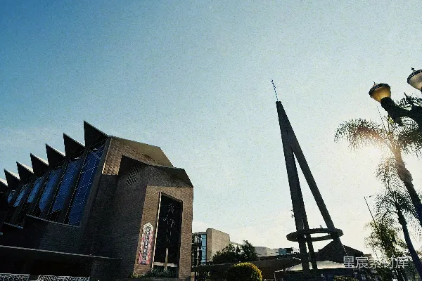 高清摄影 现代建筑在晴朗的天空下矗立着高耸的塔尖