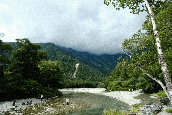 一群人在河边站着