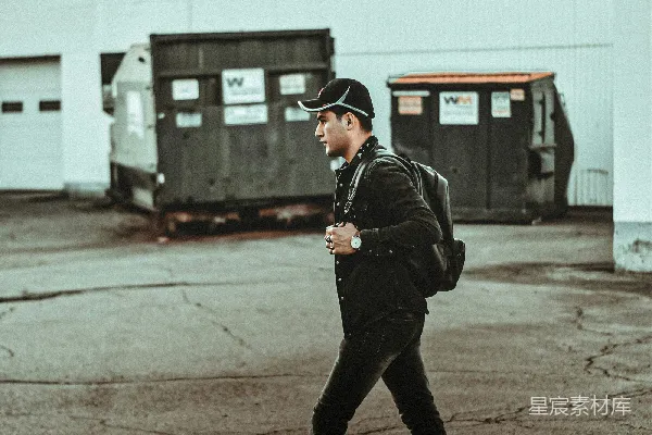 一个穿制服的男人在走。