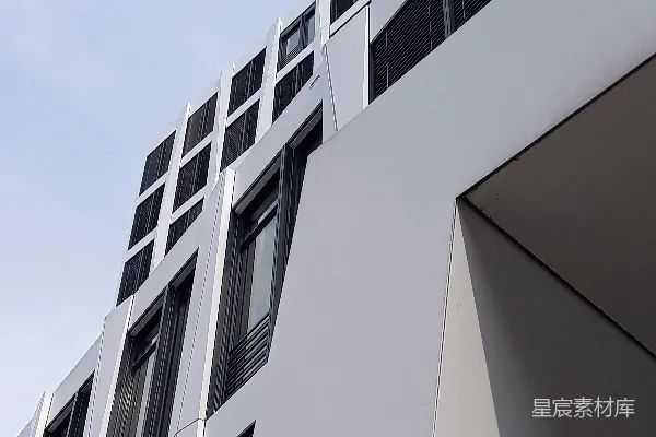 高清摄影 一座高楼，有许多窗户。