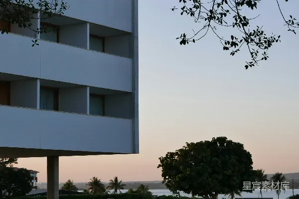 高清摄影 现代建筑，阳台上俯瞰宁静的景观。