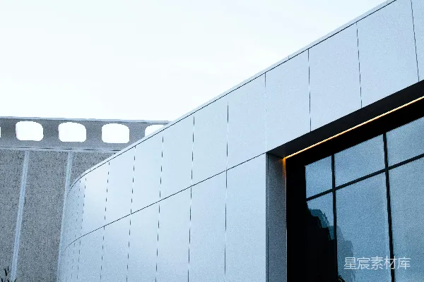 高清摄影 白天，白色天空下的一座灰色混凝土建筑。