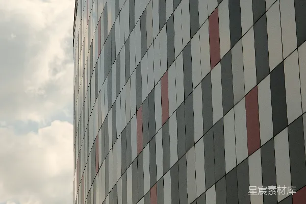 高清摄影 带有白色、灰色和红色图案面板的建筑外墙。