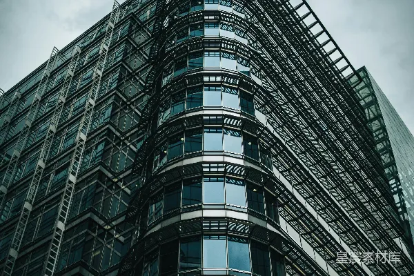 高清摄影 一座非常高大的建筑物，有很多窗户。