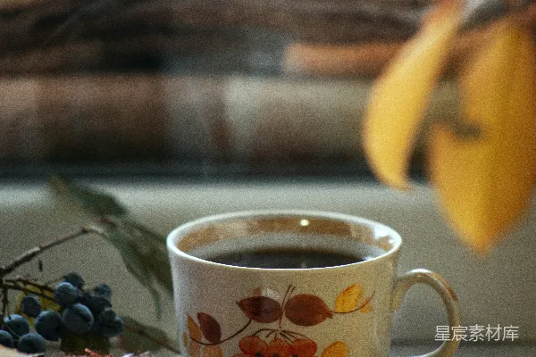 桌上的一杯咖啡