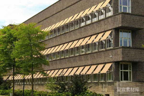 高清摄影 现代多层建筑，带有多个窗户和遮阳篷。