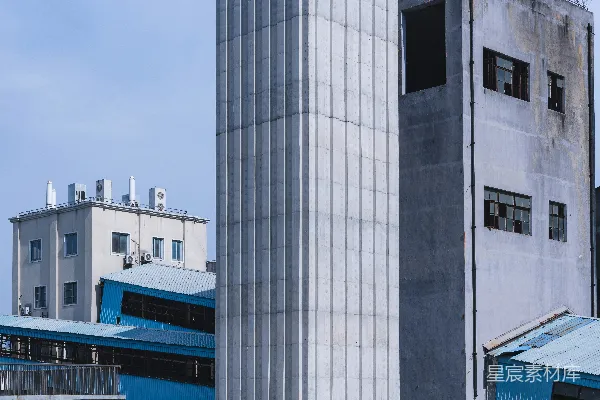 高清摄影 黄色的运动型汽车停在工业建筑附近