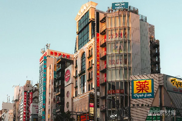 高清摄影 繁华的城市街道，高楼林立，霓虹灯闪烁。
