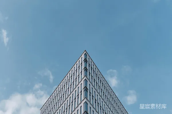 高清摄影 一座非常高的建筑物，背景是天空。
