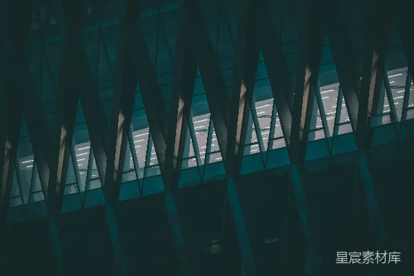 高清摄影 现代建筑外立面在黄昏时分的三角形窗户