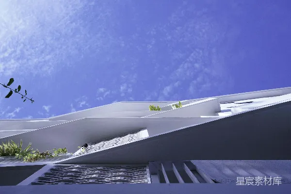 高清摄影 现代化的白色建筑，带有阳台，蓝天映衬下