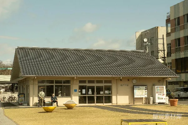 高清摄影 一座带有深色屋顶和大窗户的小建筑。