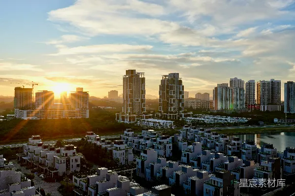高清摄影 夕阳映照着一座高楼林立的城市。