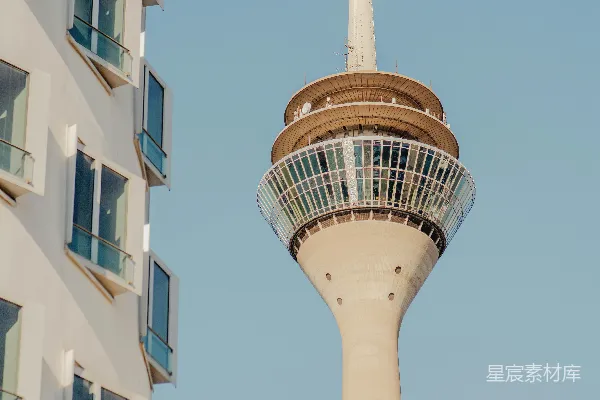 高清摄影 现代化建筑紧邻一座高大的观景塔。