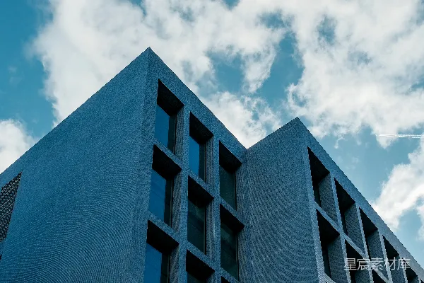 高清摄影 现代建筑在阴云密布的天空下显得格外突出。