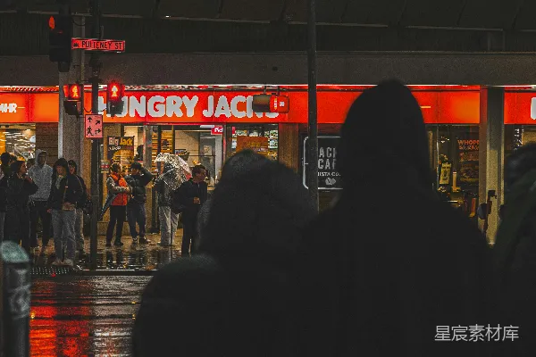 一群人站在商店前面